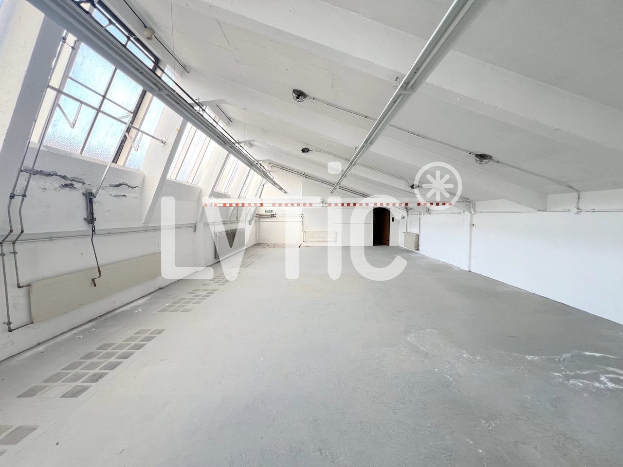712m² storage room