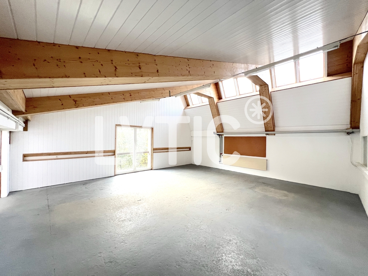 712m² storage room