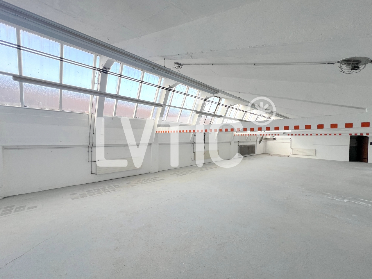 712m² storage room