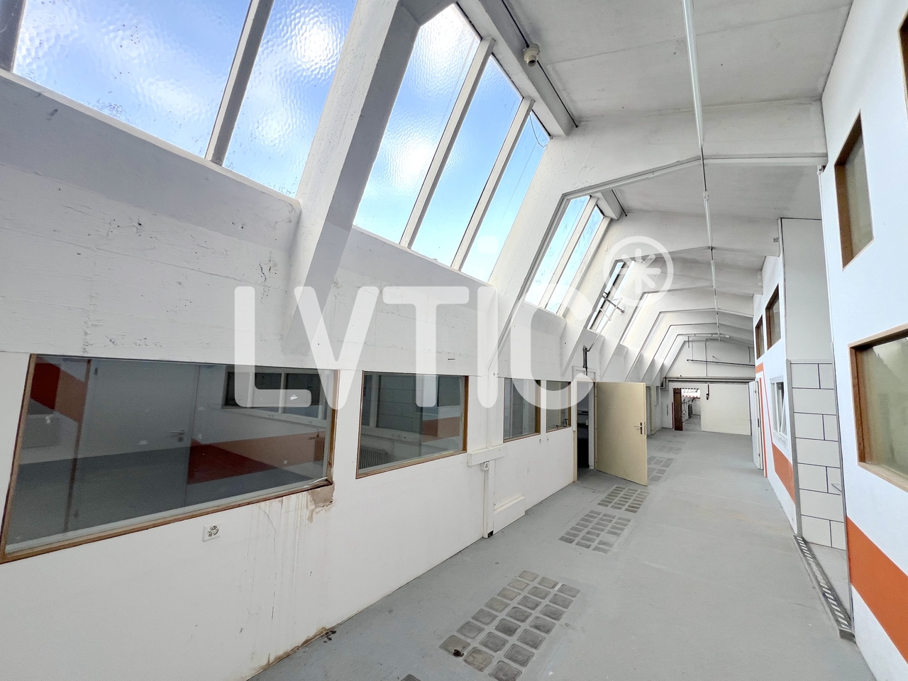 712m² storage room
