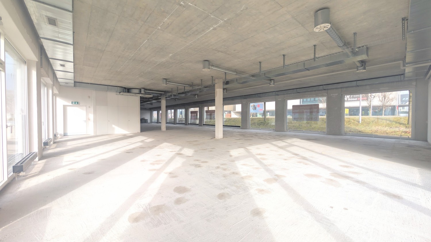 557m² shop