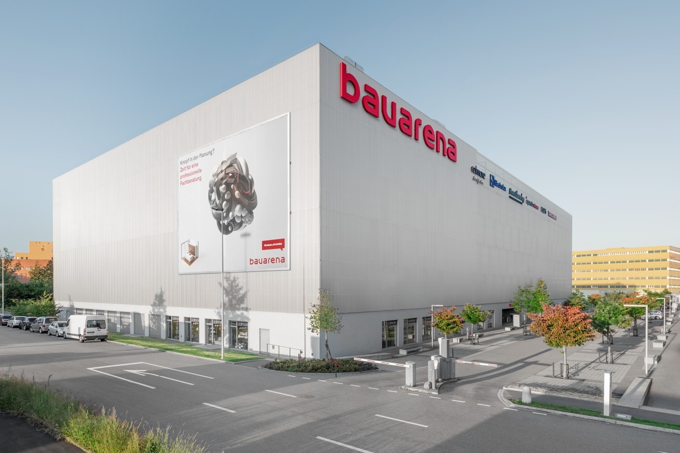 557m² shop
