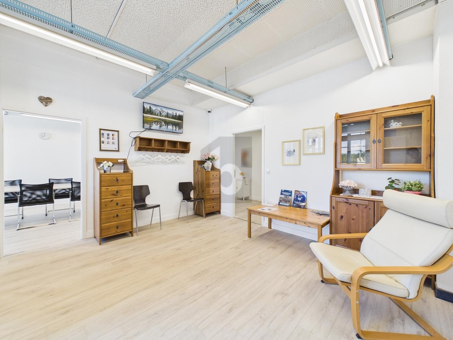 250m² office