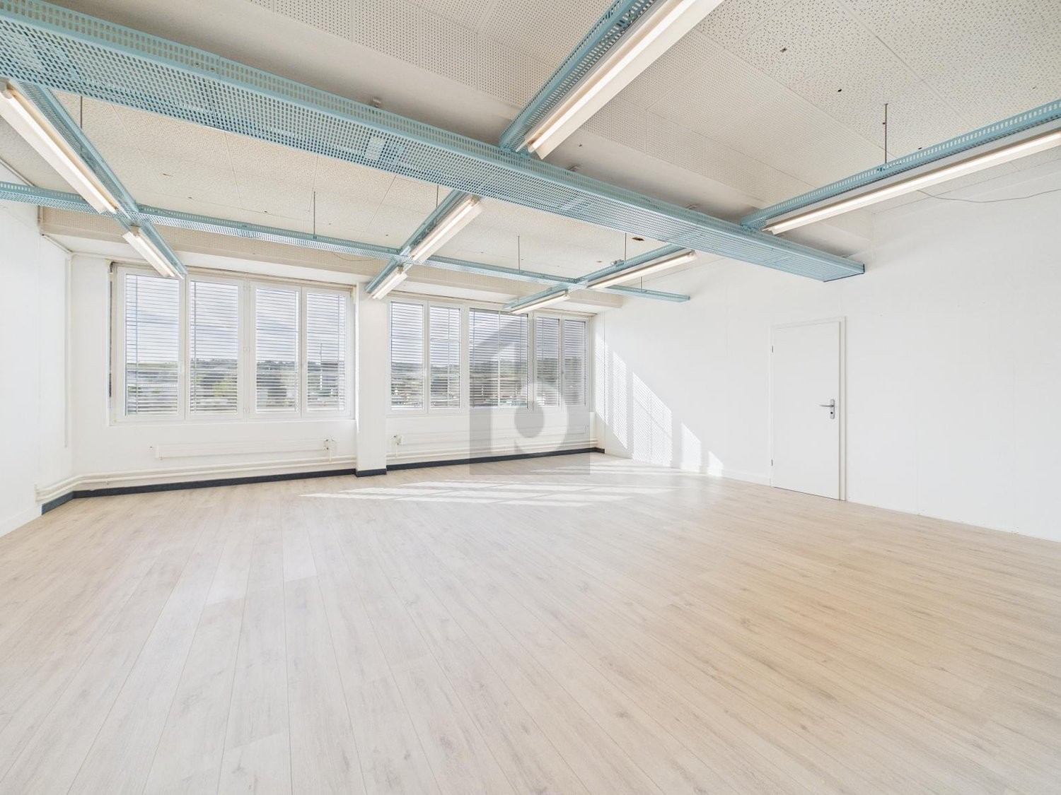 250m² office