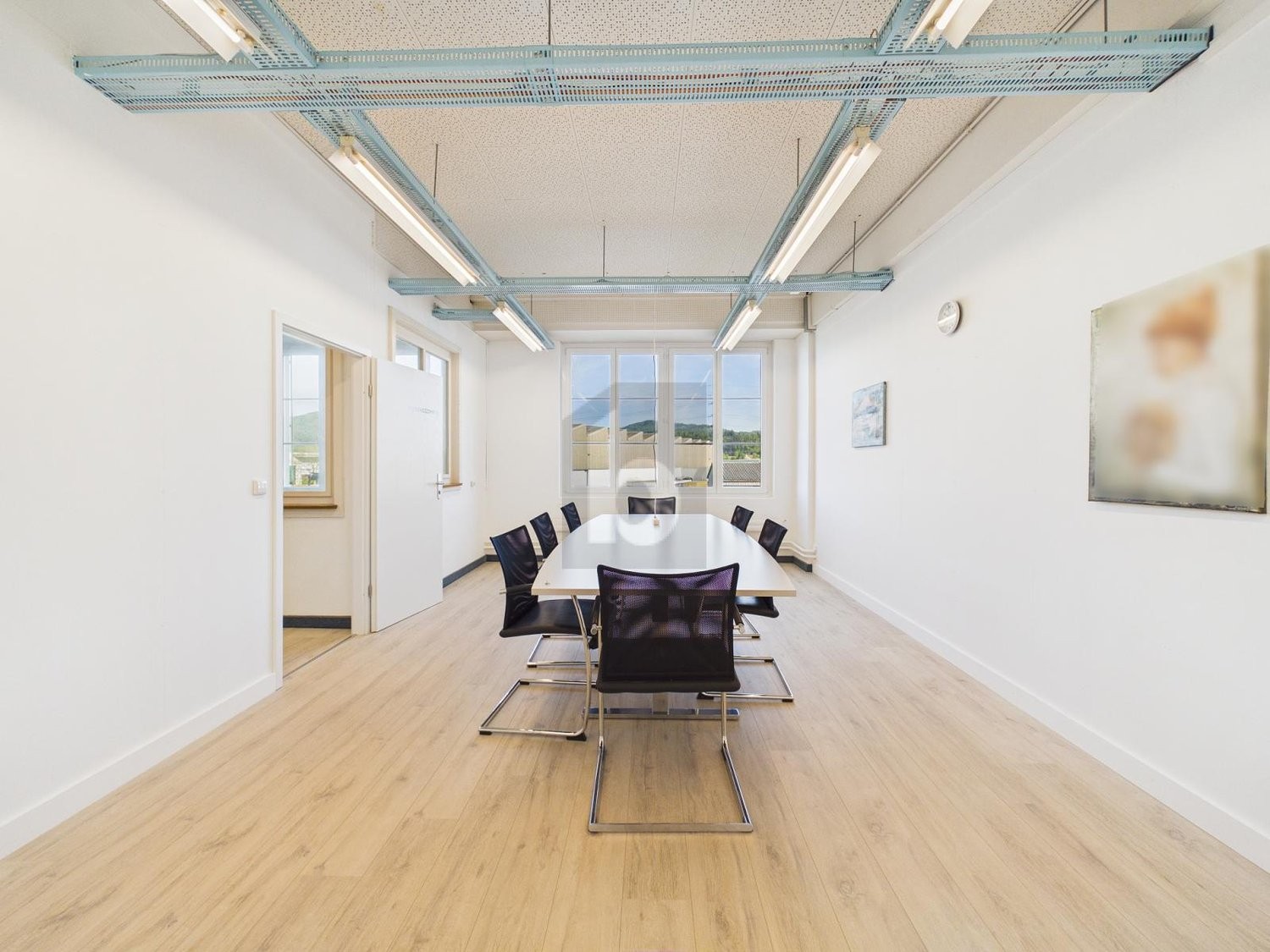 250m² office