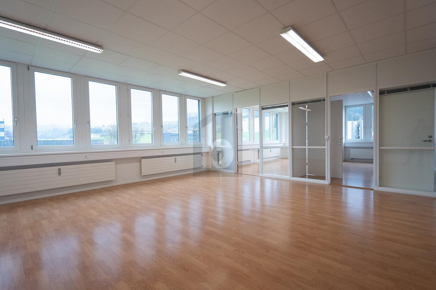 347m² office