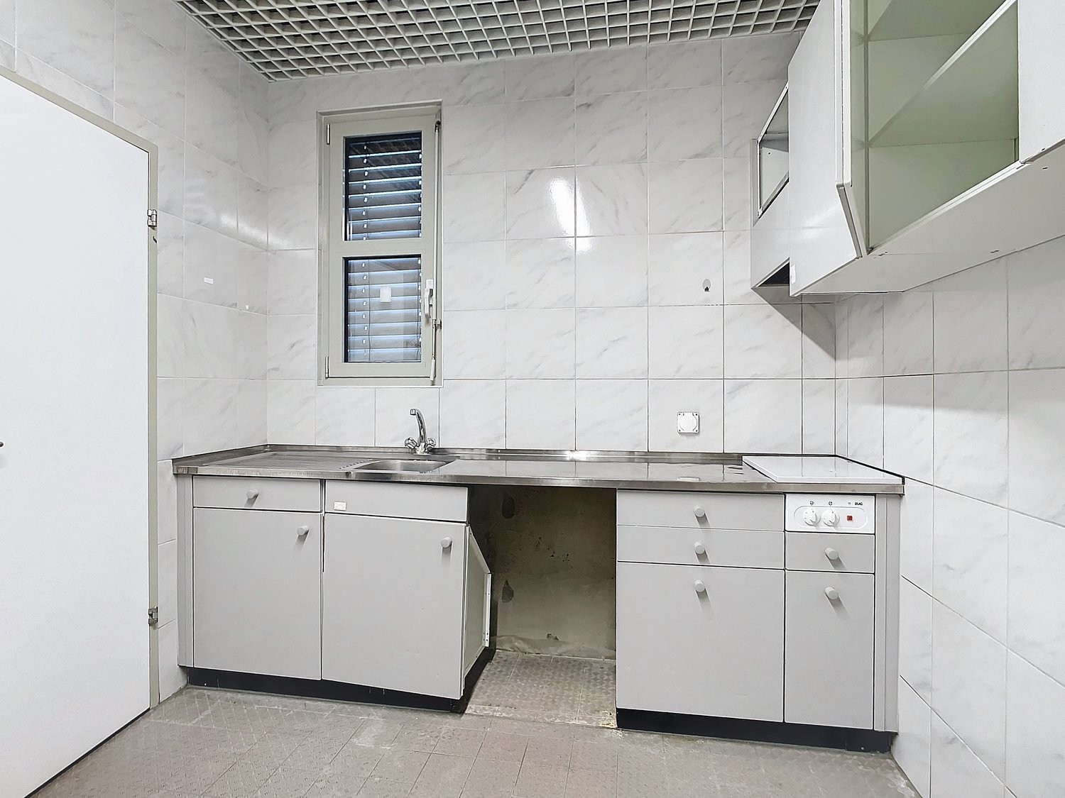 90m² shop