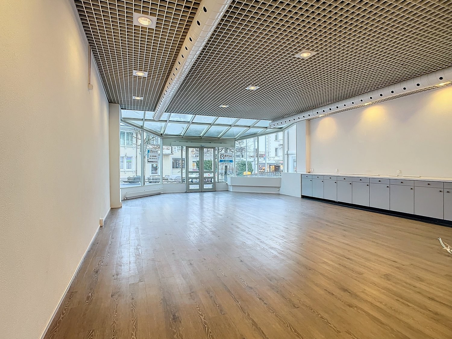 90m² shop