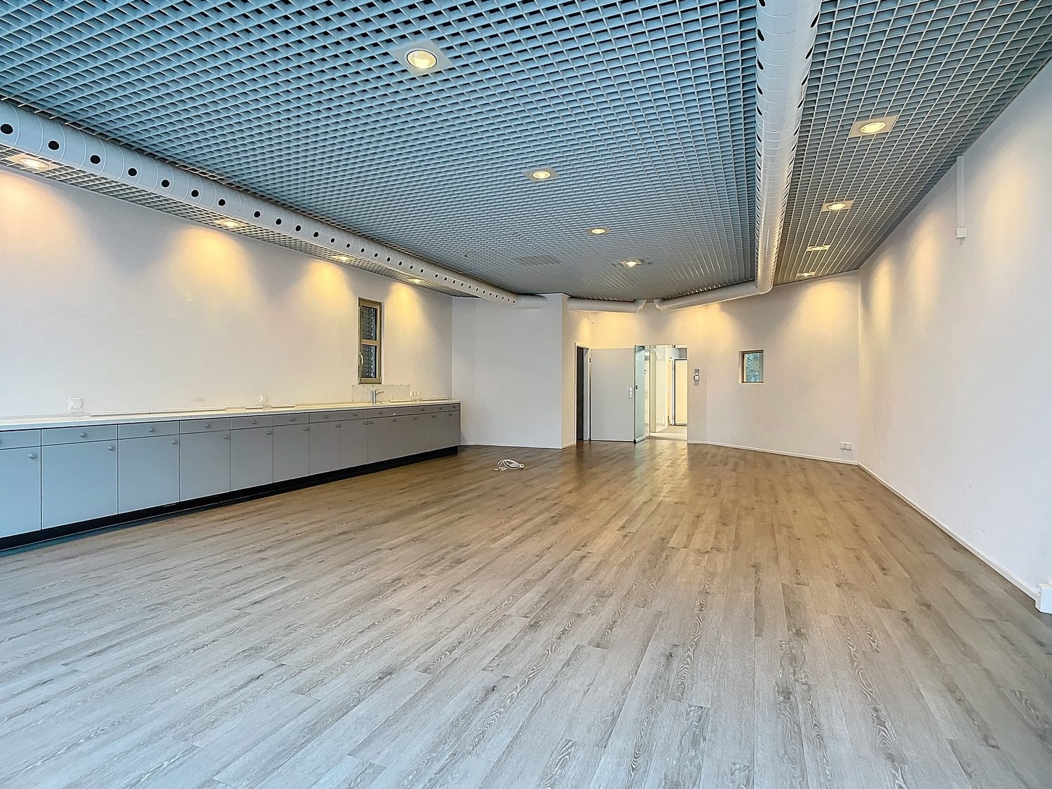 90m² shop