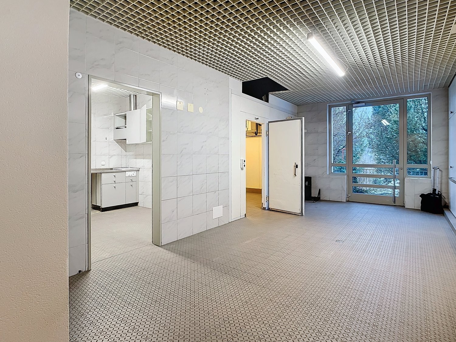 90m² shop