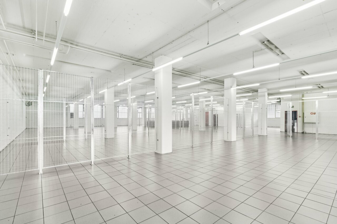 369m² storage room