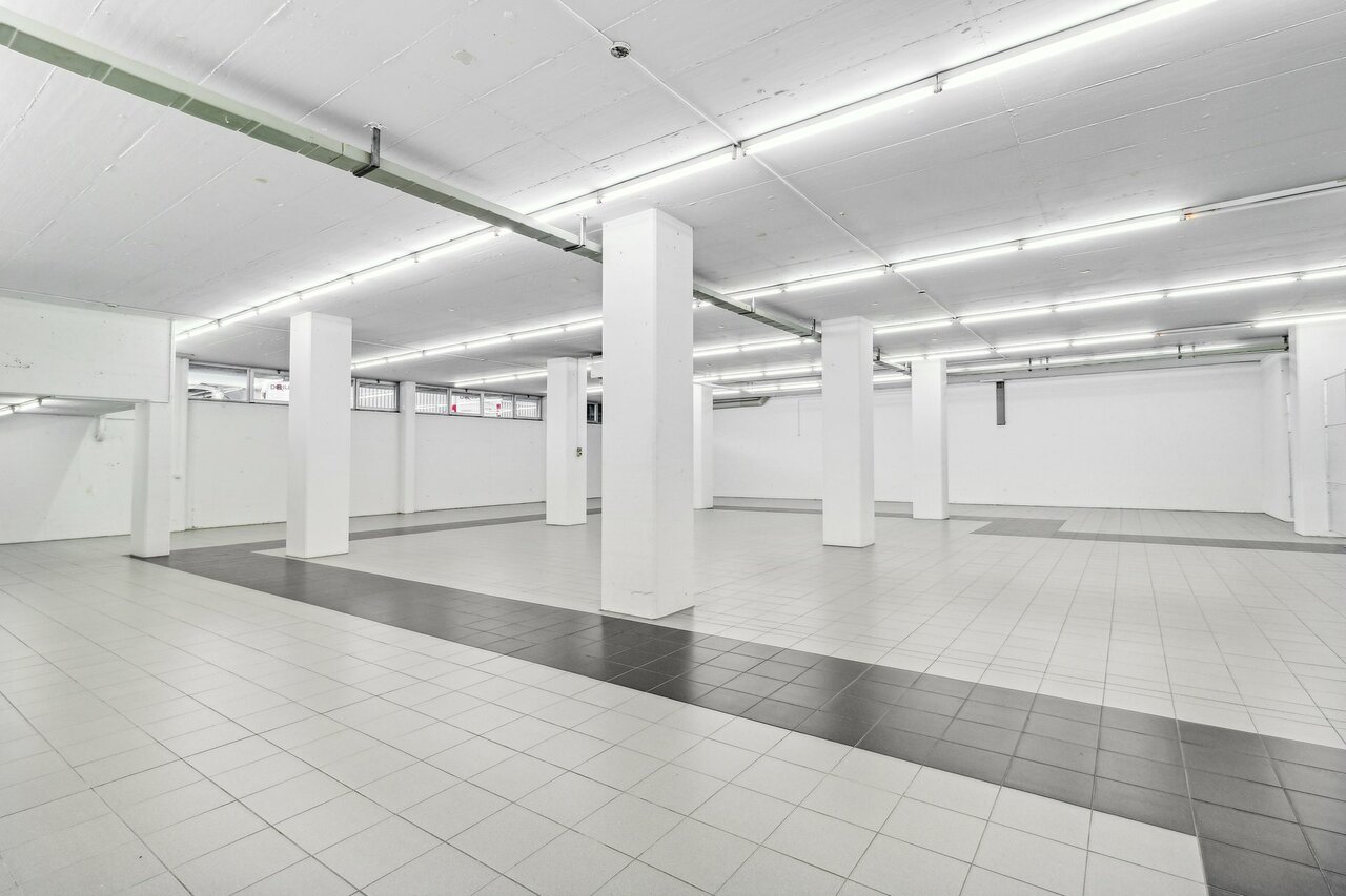 369m² storage room