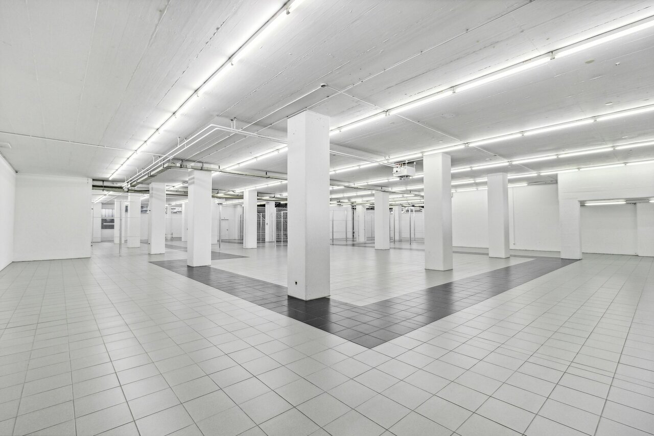 369m² storage room
