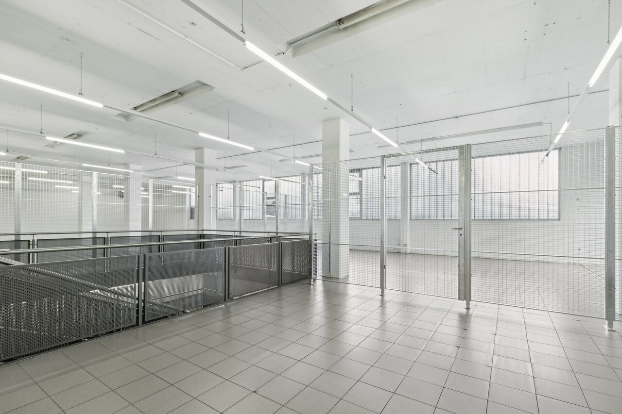 369m² storage room