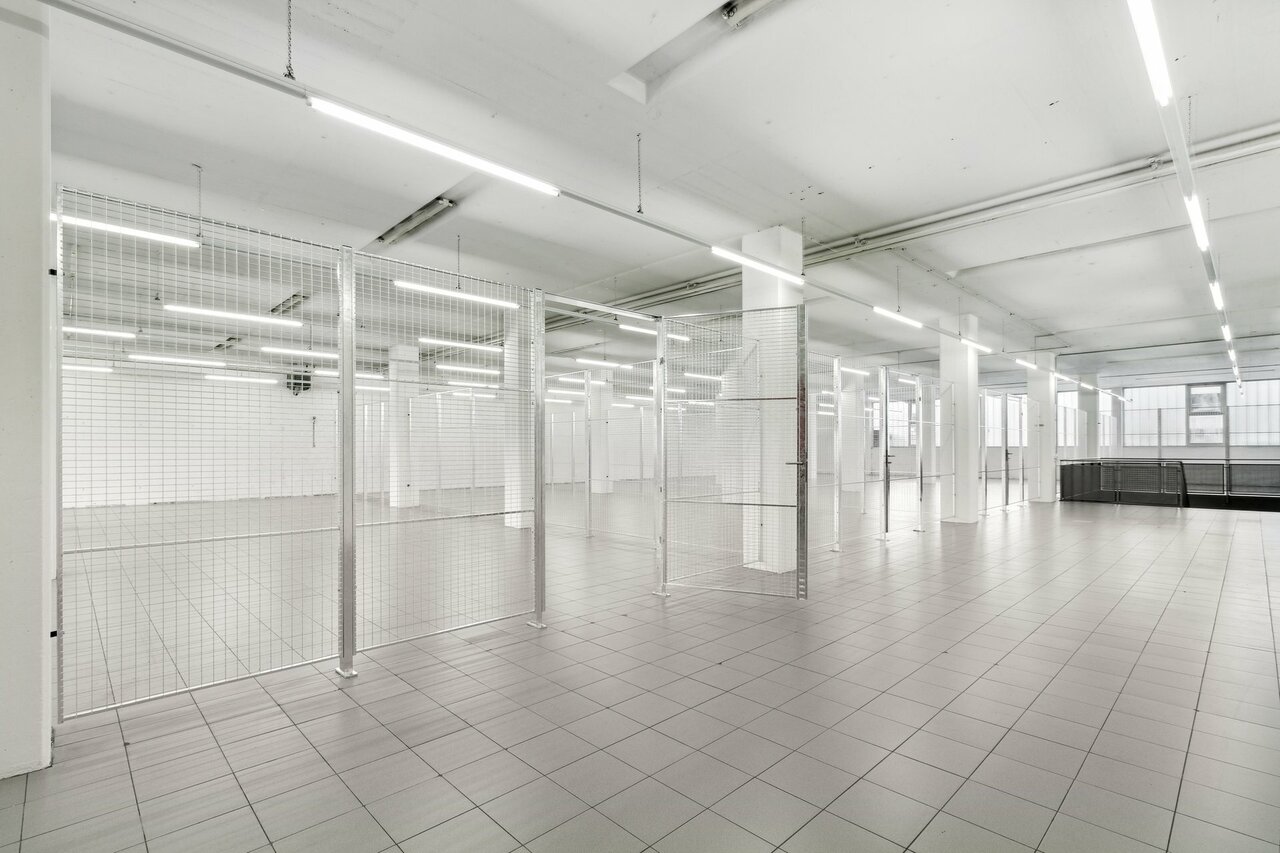 369m² storage room