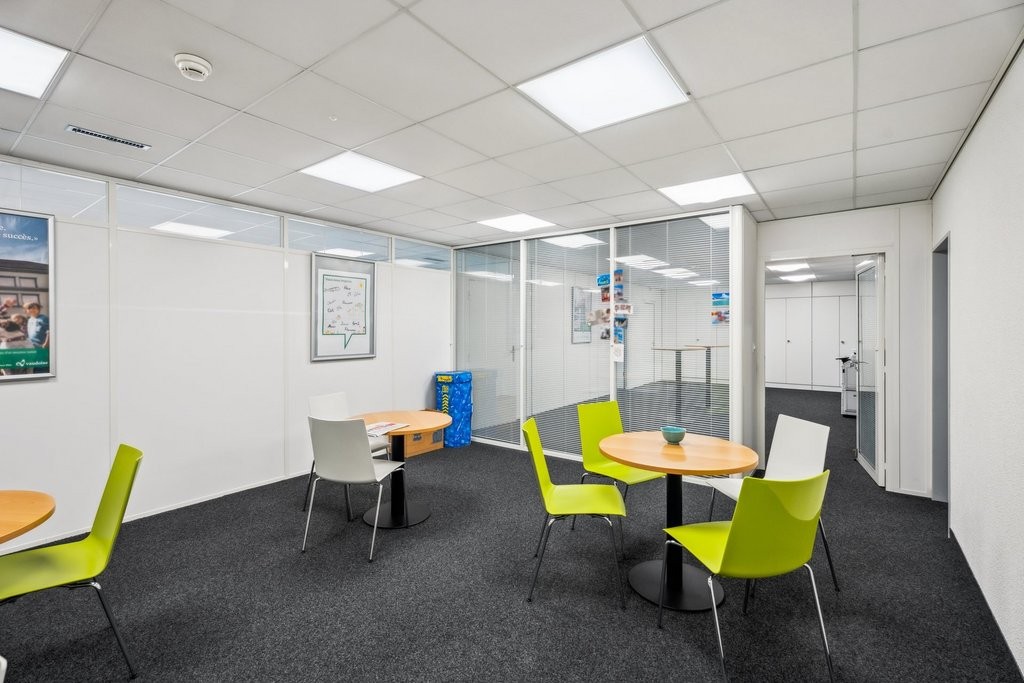 698m² office