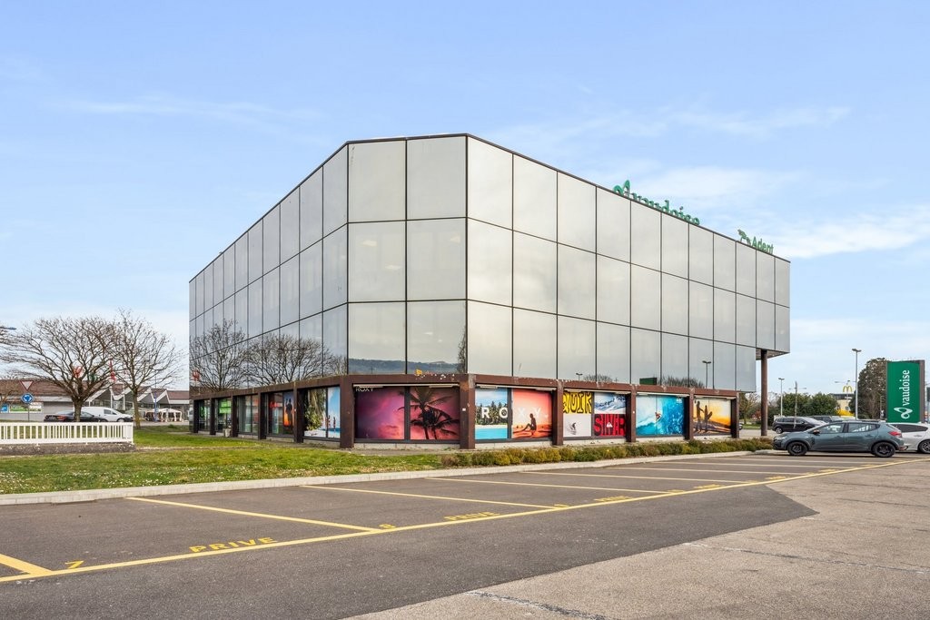 698m² office
