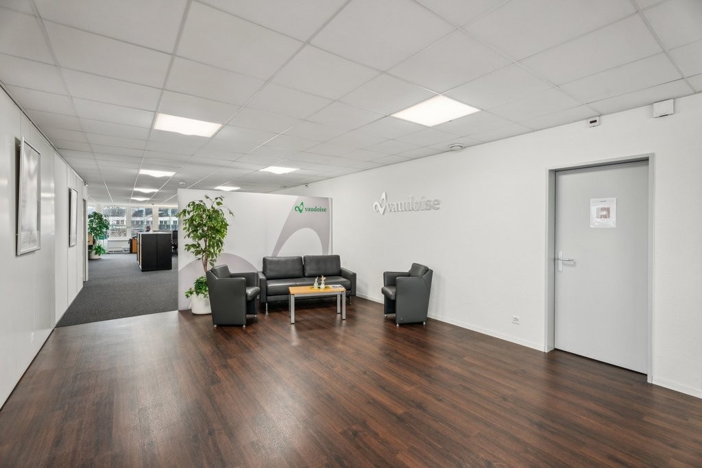 698m² office