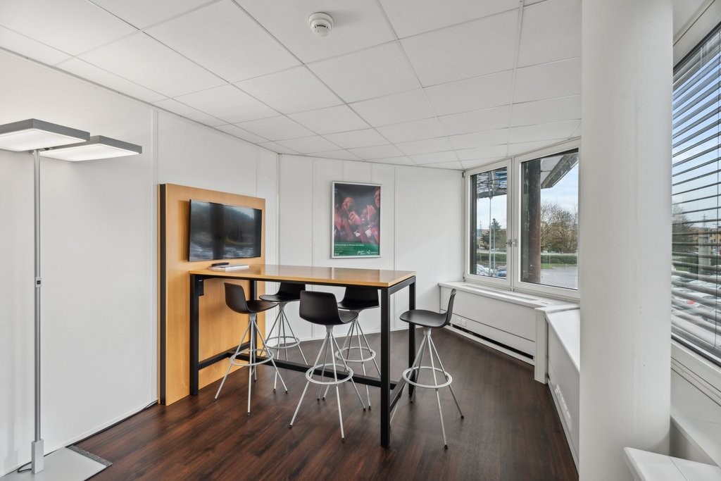 698m² office