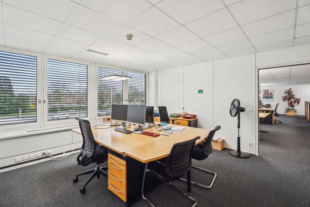 698m² office