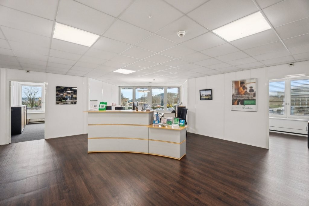 698m² office