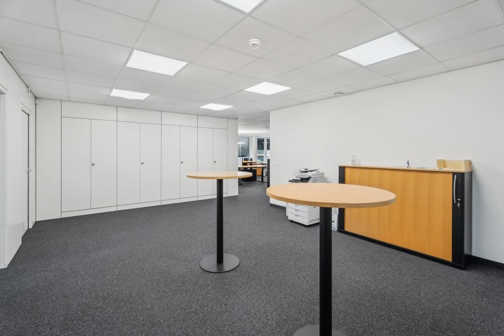 698m² office