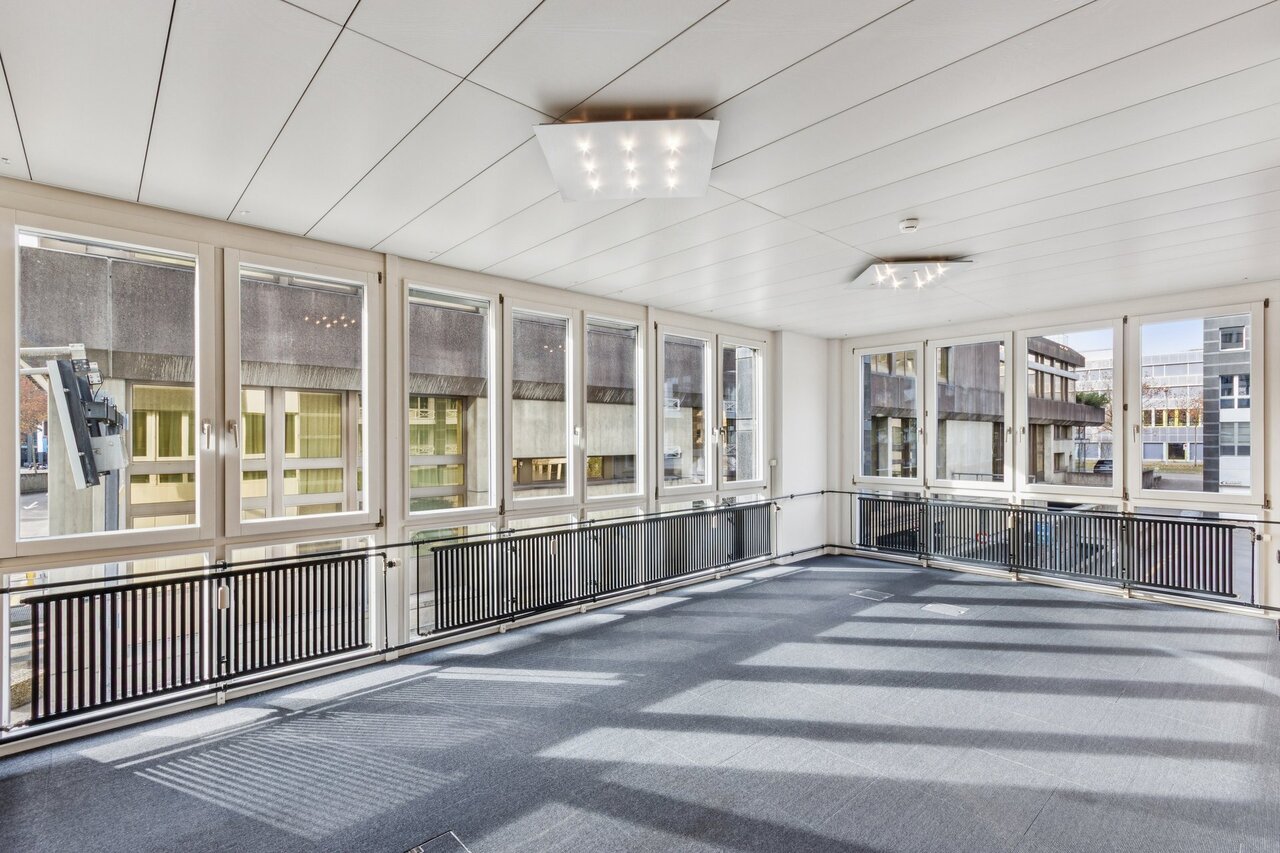 471m² office