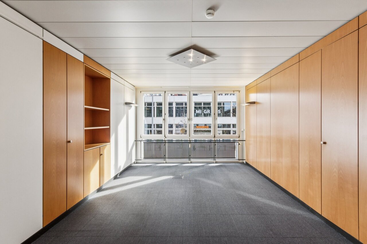 471m² office