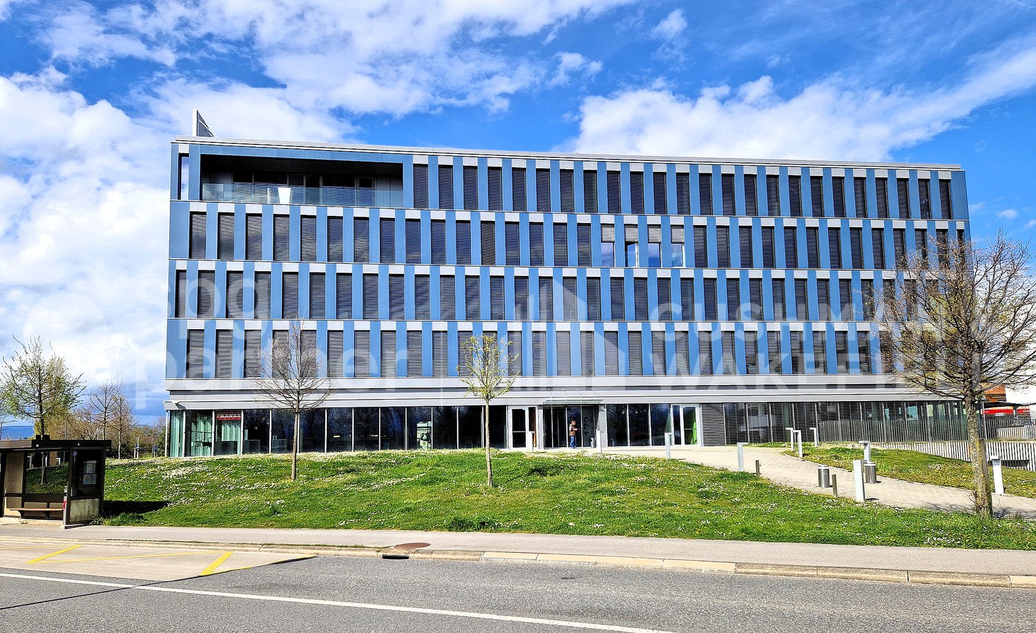424m² Büro","description":"Bürofläche von 424 m² im 3. Stock in einem Minergie-Gebäude, nur wenige Schritte von der EPFL und der UNIL entfernt, gelegen an der Kantonsstrasse, in unmittelbarer Nähe zum Seeufer und der Venoge:   


  * Perfekt unterhaltene Fläche 
  * Abgeschlossene Büros mit grossen , Foto 1 von 6