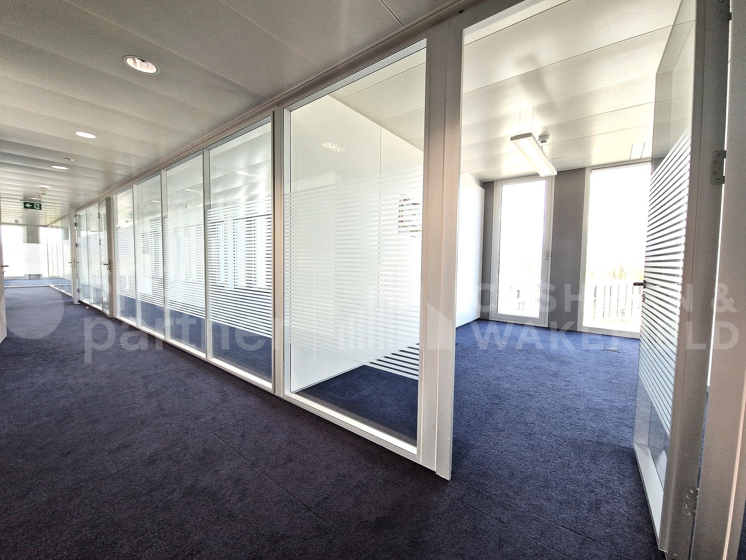 424m² Büro","description":"Bürofläche von 424 m² im 3. Stock in einem Minergie-Gebäude, nur wenige Schritte von der EPFL und der UNIL entfernt, gelegen an der Kantonsstrasse, in unmittelbarer Nähe zum Seeufer und der Venoge:   


  * Perfekt unterhaltene Fläche 
  * Abgeschlossene Büros mit grossen , Foto 4 von 6