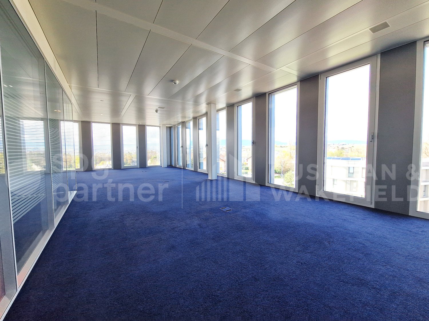 424m² Büro","description":"Bürofläche von 424 m² im 3. Stock in einem Minergie-Gebäude, nur wenige Schritte von der EPFL und der UNIL entfernt, gelegen an der Kantonsstrasse, in unmittelbarer Nähe zum Seeufer und der Venoge:   


  * Perfekt unterhaltene Fläche 
  * Abgeschlossene Büros mit grossen , Foto 2 von 6