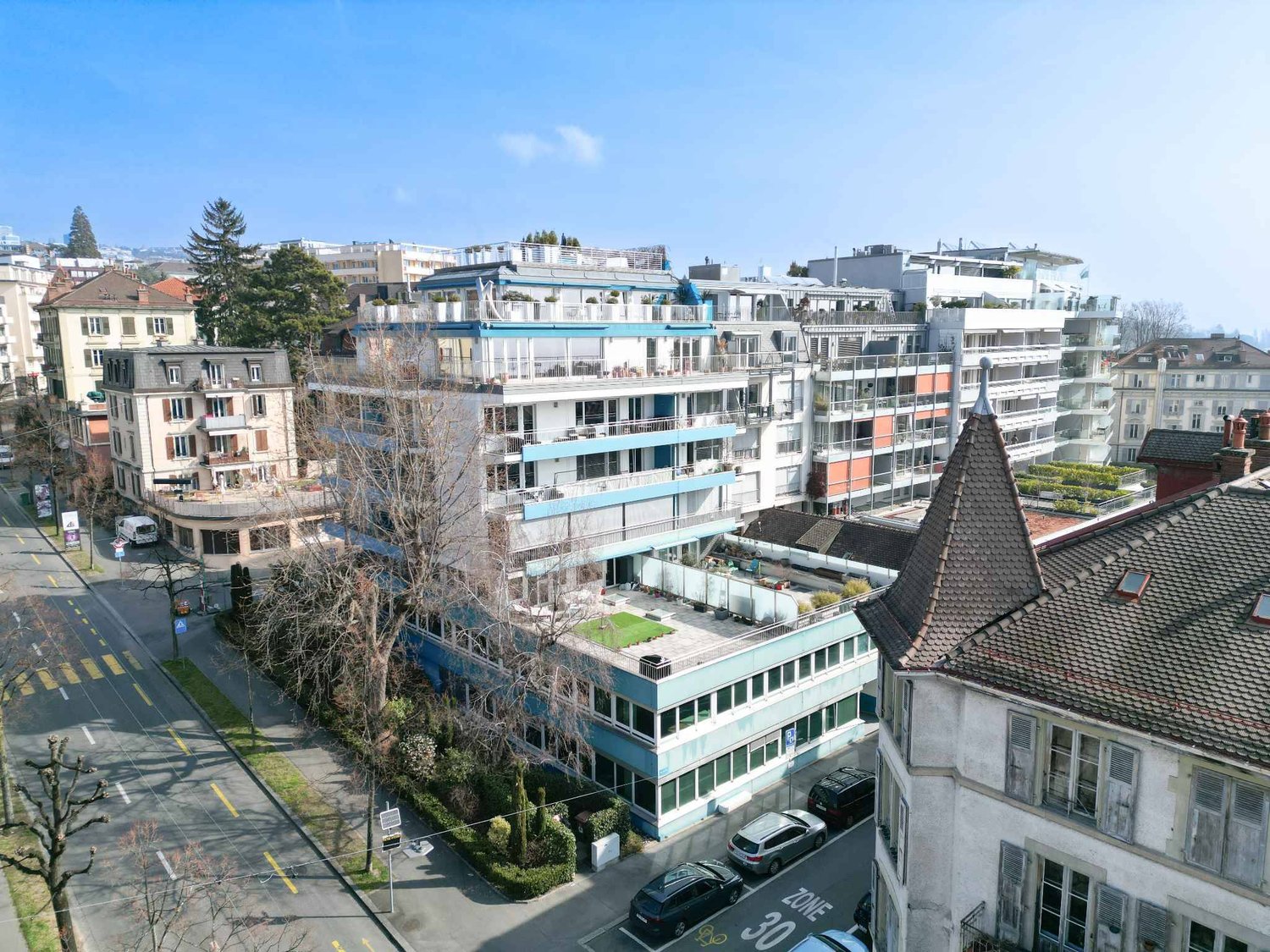395m² Büro","description":"Gelegen im Erdgeschoss einer kleinen Stockwerkeigentümergemeinschaft (PPE), ist dieses 395 m² grosse Los in zwei Teile teilbar. 

Es bietet helle Räumlichkeiten sowie geschlossene Bereiche für Nebentätigkeiten und verfügt über eine Cafeteria sowie WC mit Dusche. 

Umgeben , Foto 1 von 8