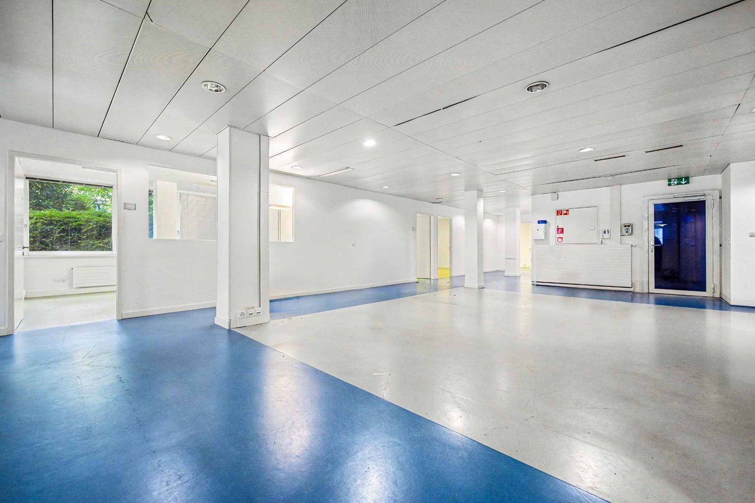395m² Büro","description":"Gelegen im Erdgeschoss einer kleinen Stockwerkeigentümergemeinschaft (PPE), ist dieses 395 m² grosse Los in zwei Teile teilbar. 

Es bietet helle Räumlichkeiten sowie geschlossene Bereiche für Nebentätigkeiten und verfügt über eine Cafeteria sowie WC mit Dusche. 

Umgeben , Foto 3 von 8