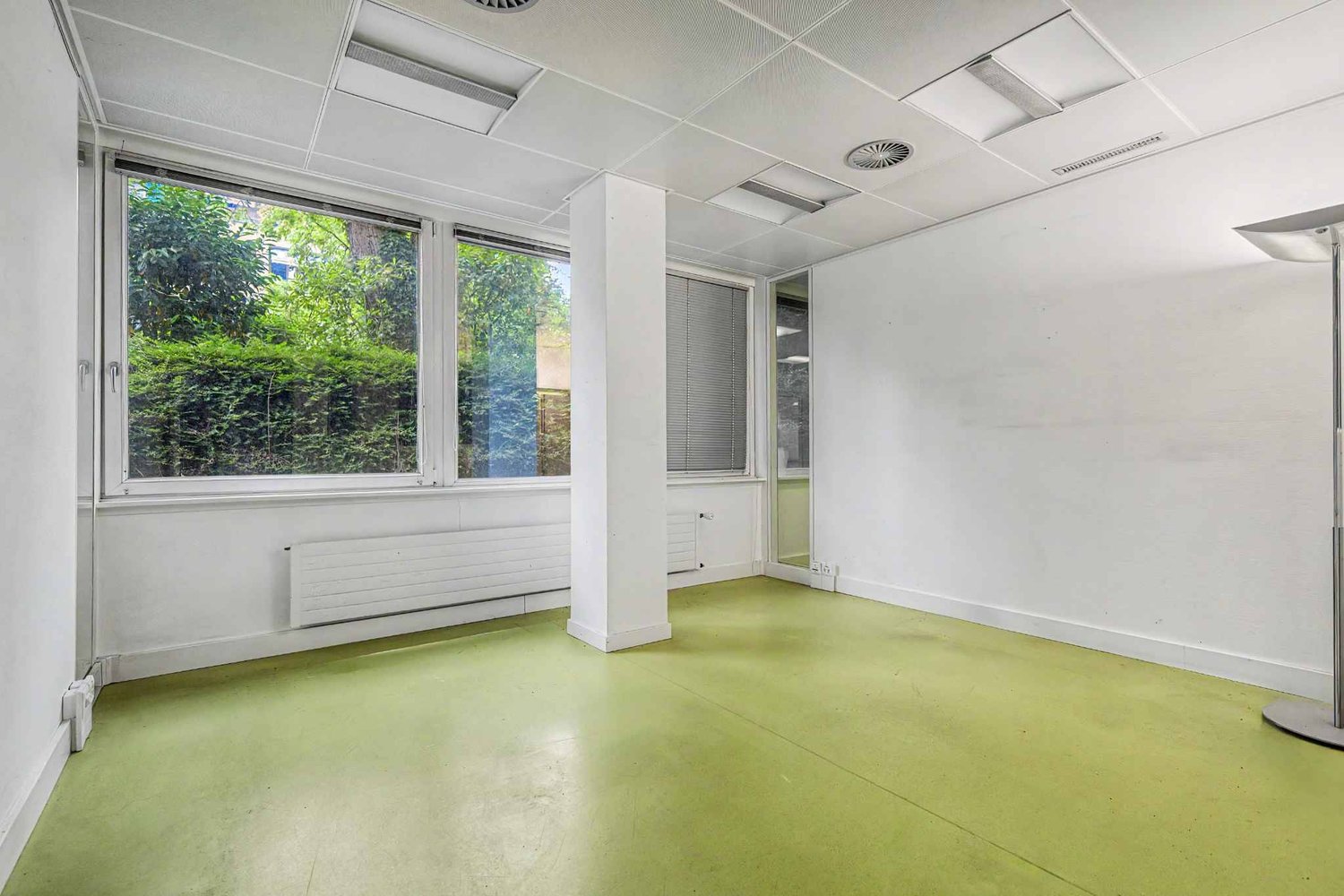 395m² Büro","description":"Gelegen im Erdgeschoss einer kleinen Stockwerkeigentümergemeinschaft (PPE), ist dieses 395 m² grosse Los in zwei Teile teilbar. 

Es bietet helle Räumlichkeiten sowie geschlossene Bereiche für Nebentätigkeiten und verfügt über eine Cafeteria sowie WC mit Dusche. 

Umgeben , Foto 5 von 8