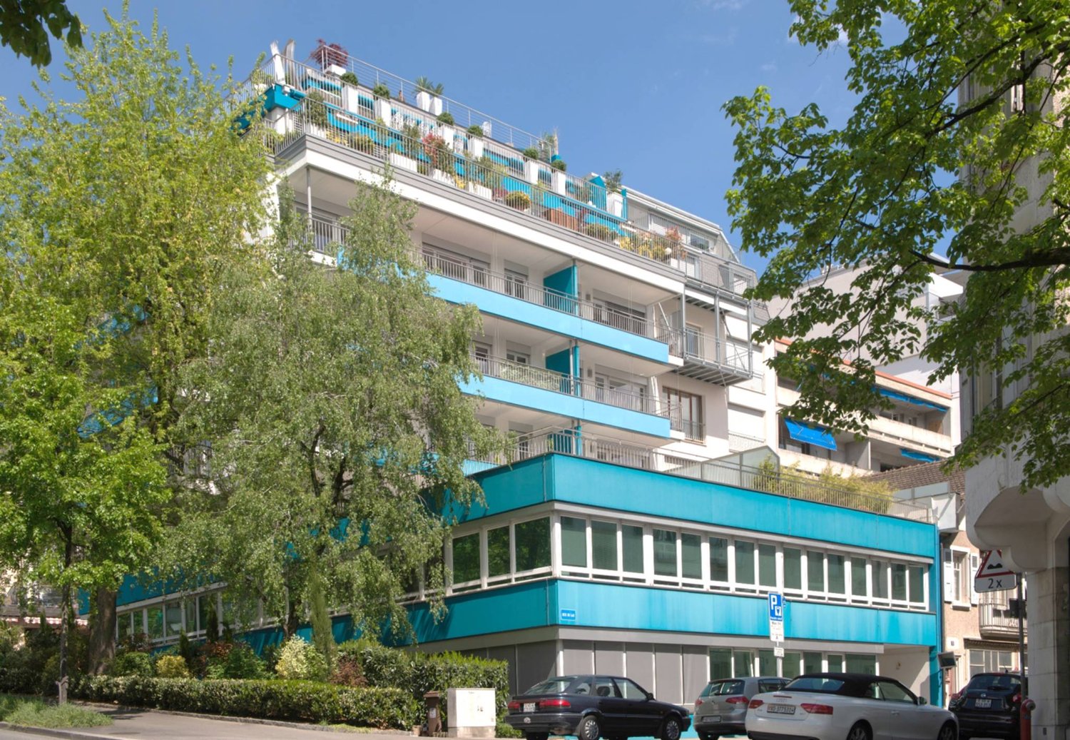 395m² Büro","description":"Gelegen im Erdgeschoss einer kleinen Stockwerkeigentümergemeinschaft (PPE), ist dieses 395 m² grosse Los in zwei Teile teilbar. 

Es bietet helle Räumlichkeiten sowie geschlossene Bereiche für Nebentätigkeiten und verfügt über eine Cafeteria sowie WC mit Dusche. 

Umgeben , Foto 8 von 8