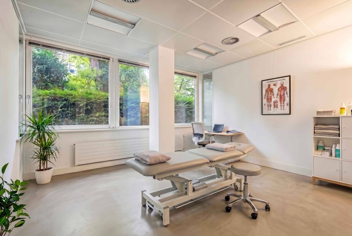 395m² Büro","description":"Gelegen im Erdgeschoss einer kleinen Stockwerkeigentümergemeinschaft (PPE), ist dieses 395 m² grosse Los in zwei Teile teilbar. 

Es bietet helle Räumlichkeiten sowie geschlossene Bereiche für Nebentätigkeiten und verfügt über eine Cafeteria sowie WC mit Dusche. 

Umgeben , Foto 6 von 8