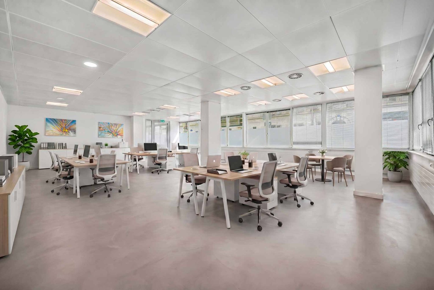 395m² Büro","description":"Gelegen im Erdgeschoss einer kleinen Stockwerkeigentümergemeinschaft (PPE), ist dieses 395 m² grosse Los in zwei Teile teilbar. 

Es bietet helle Räumlichkeiten sowie geschlossene Bereiche für Nebentätigkeiten und verfügt über eine Cafeteria sowie WC mit Dusche. 

Umgeben , Foto 2 von 8