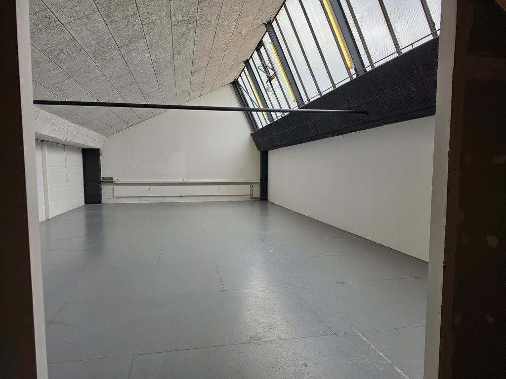120m² storage room