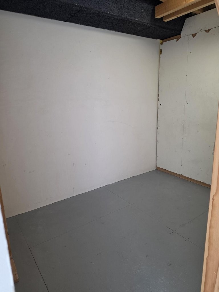 120m² storage room