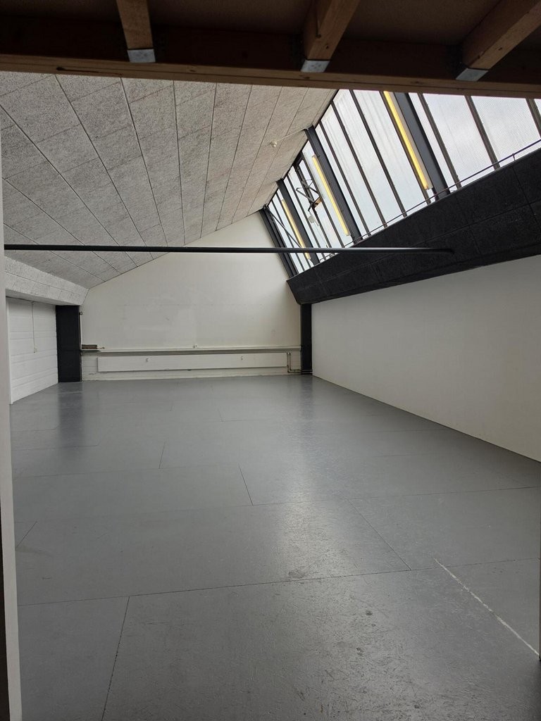 120m² storage room