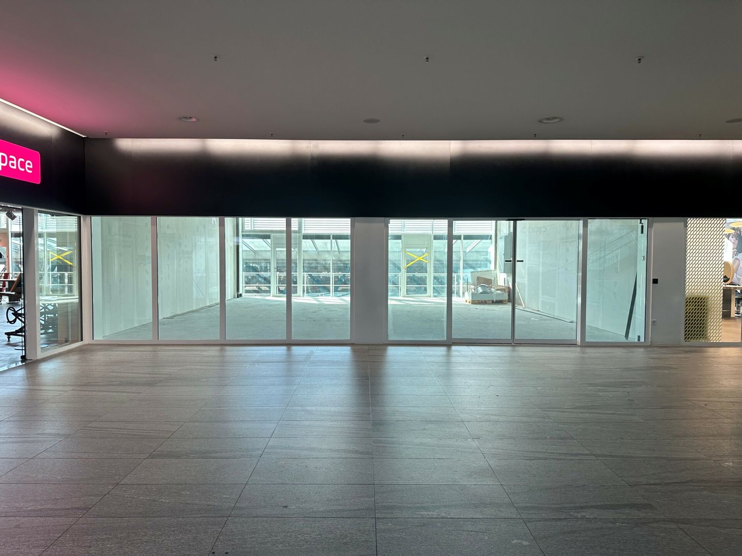 106m² shop