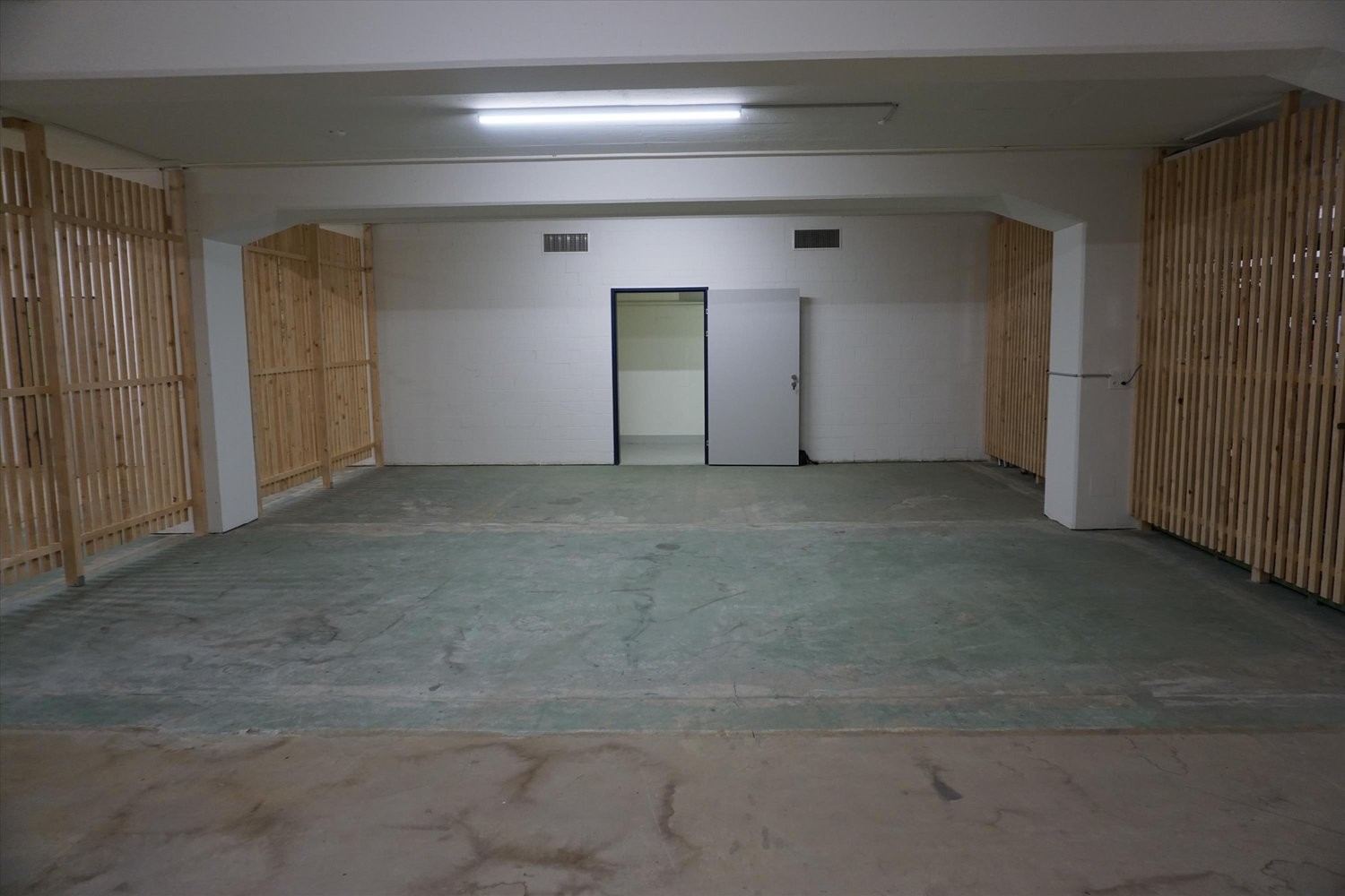 92m² storage room