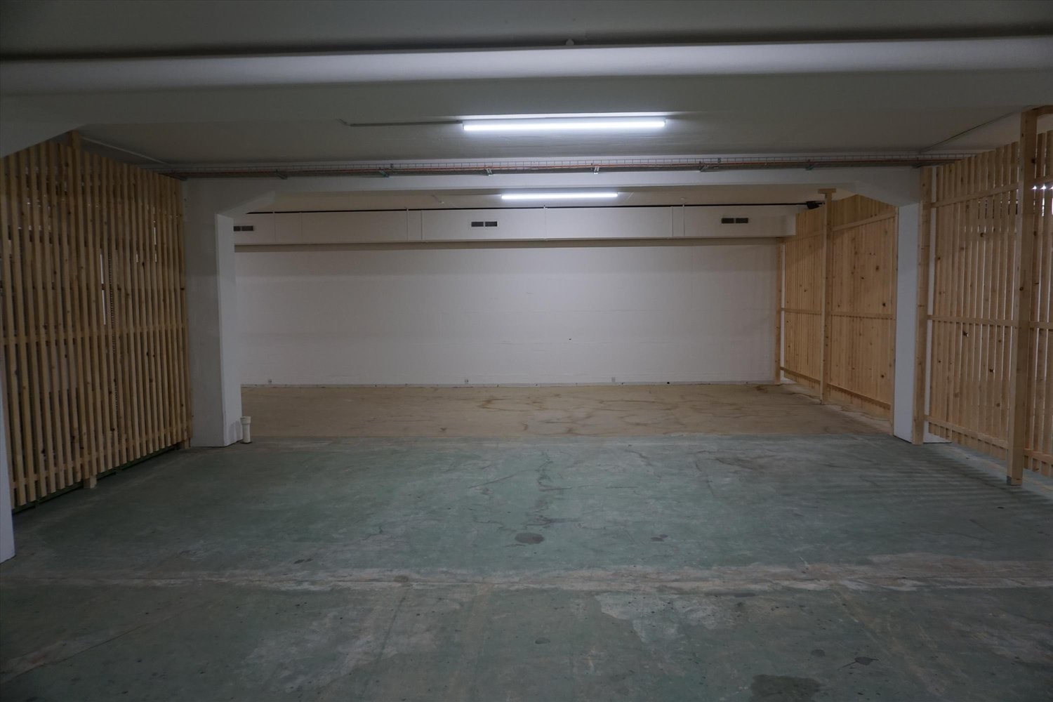 92m² storage room