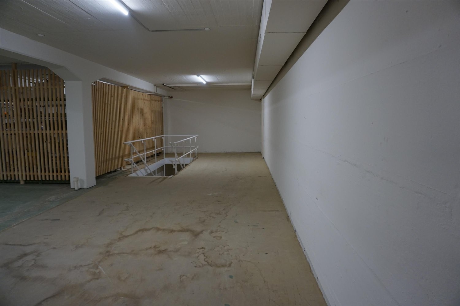 92m² storage room