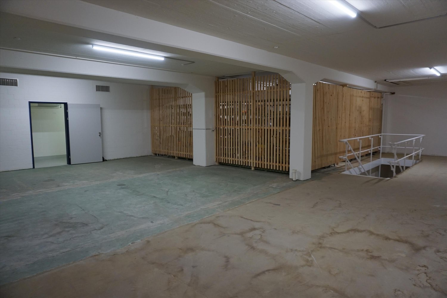 92m² storage room