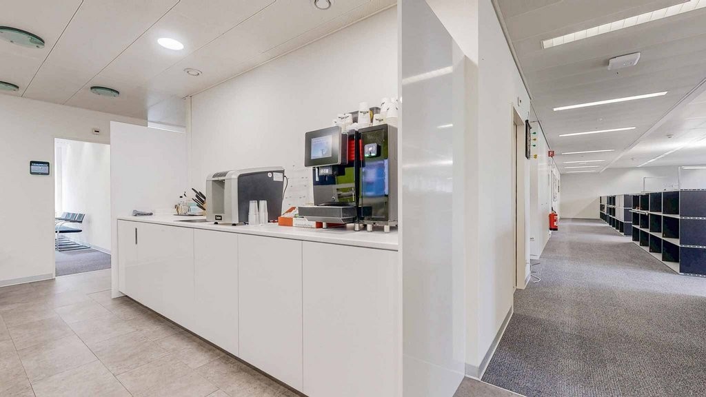 418m² office