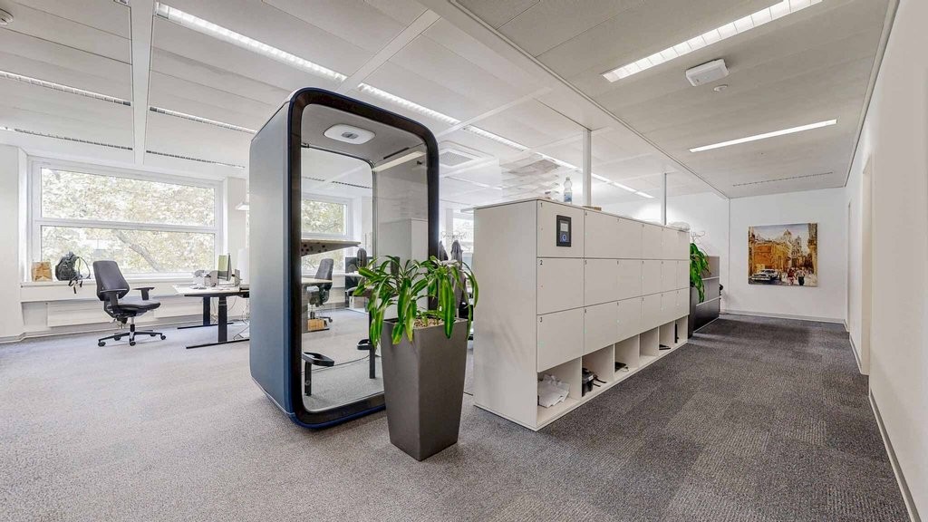 418m² office