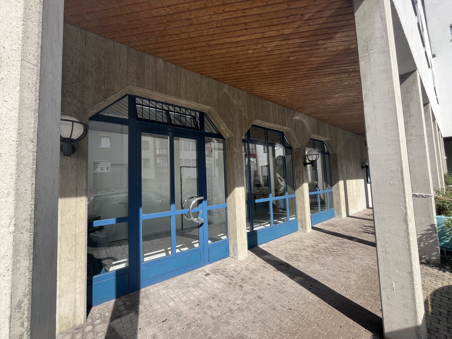 52m² shop