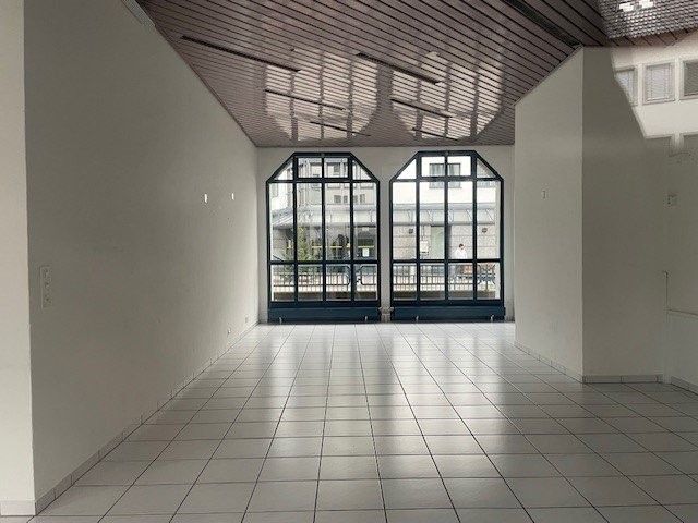 52m² shop