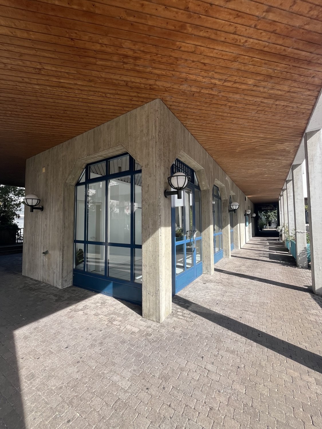 52m² shop